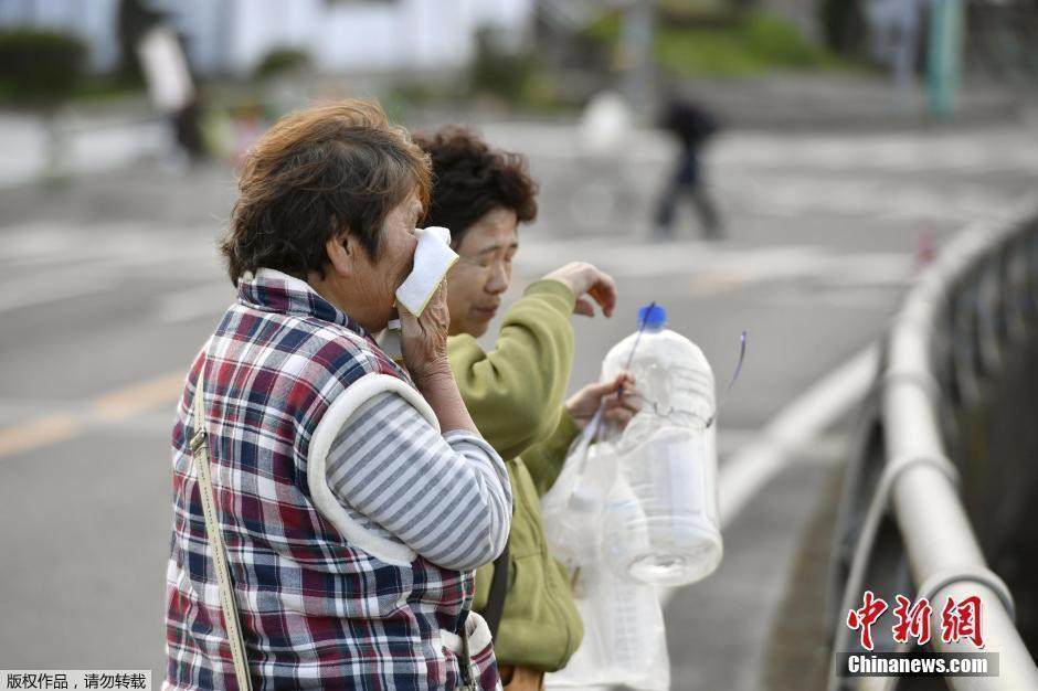 日本熊本县11万人避难 民众排队领取救助物资