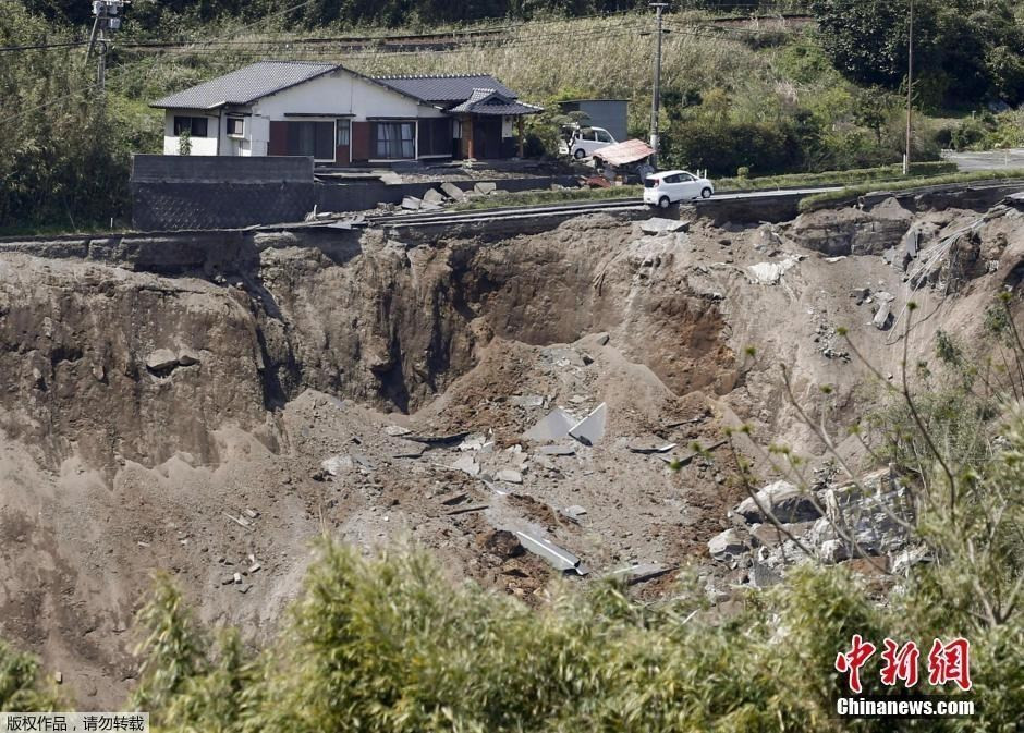 日本熊本县11万人避难 民众排队领取救助物资