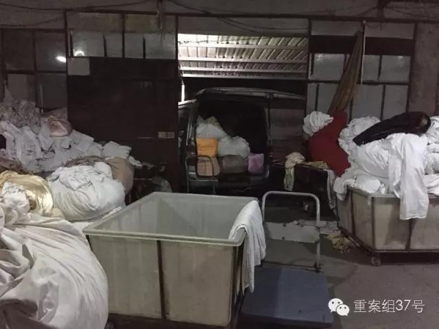 记者卧底洗衣作坊:火碱勾兑洗出7天酒店白床单